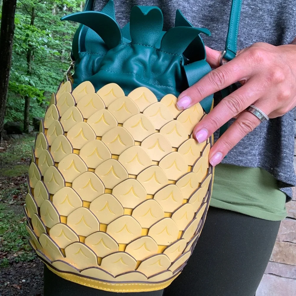 Authentic KATE SPADE leather Pineapple drawstring crossbody - Picture 2 of 14